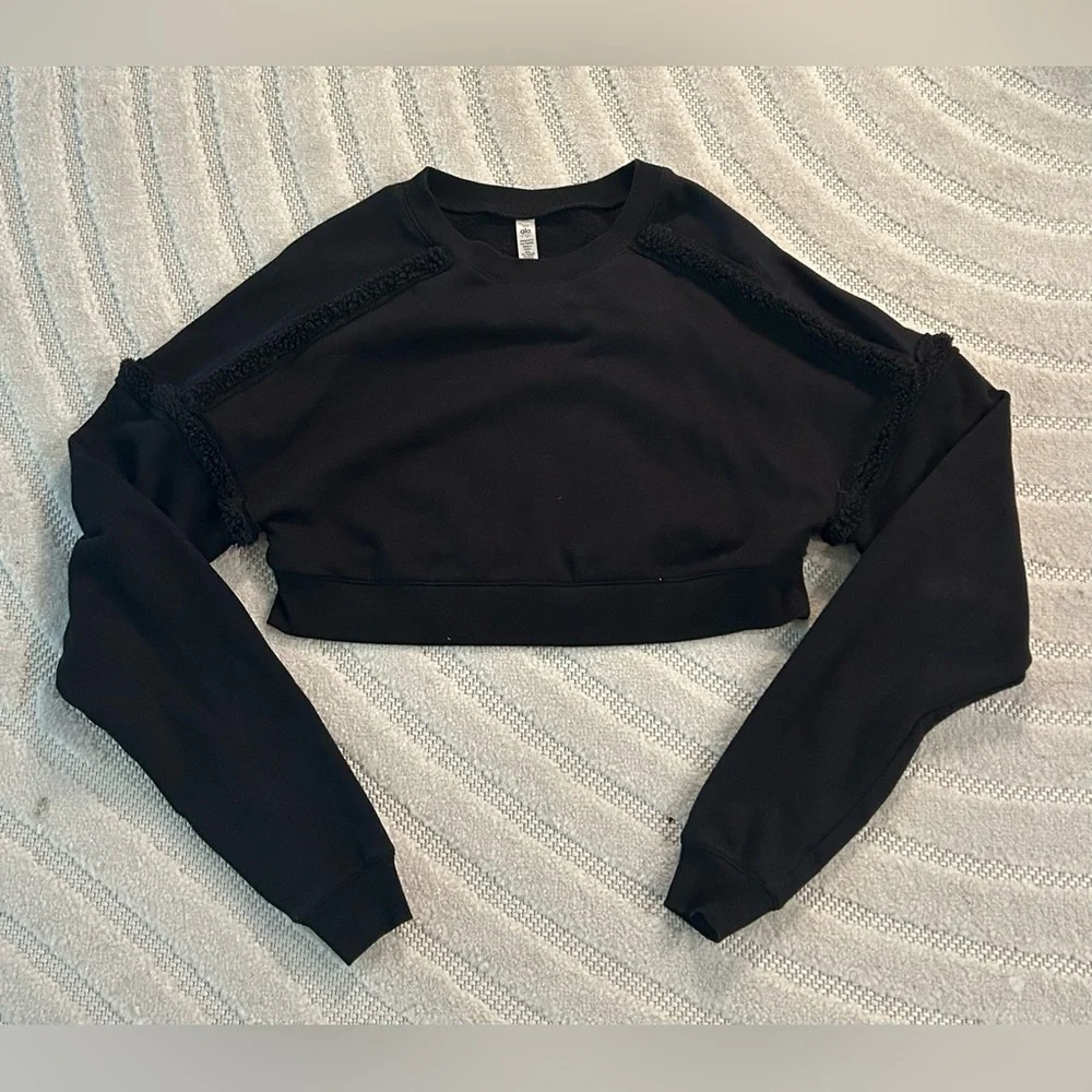 ALO Yoga Oversized City Sherpa Fleece Trim Cropped Sweatshirt in Black - XS